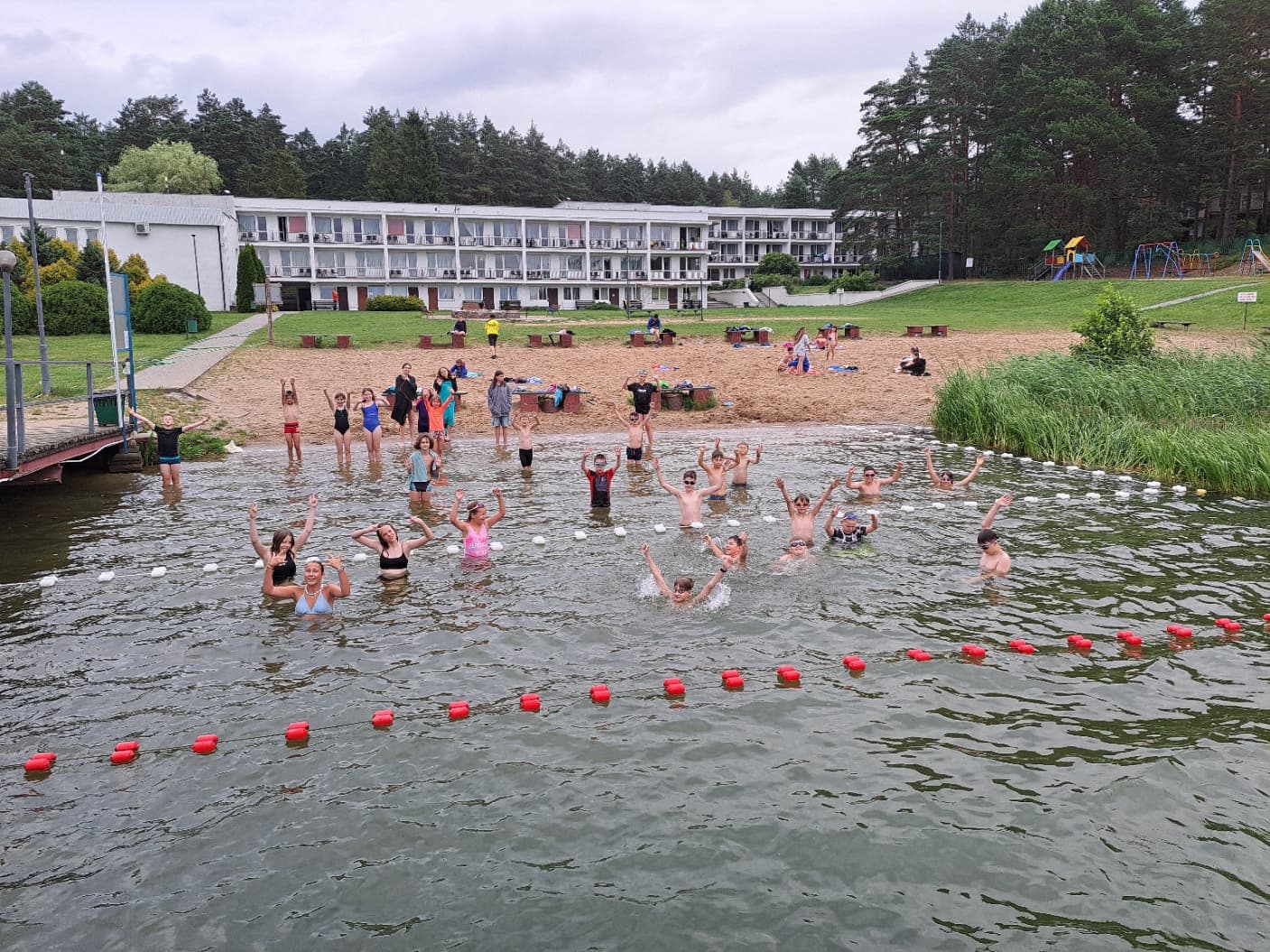 Dzieci podczas zajęć pływackich przy plaży ośrodka