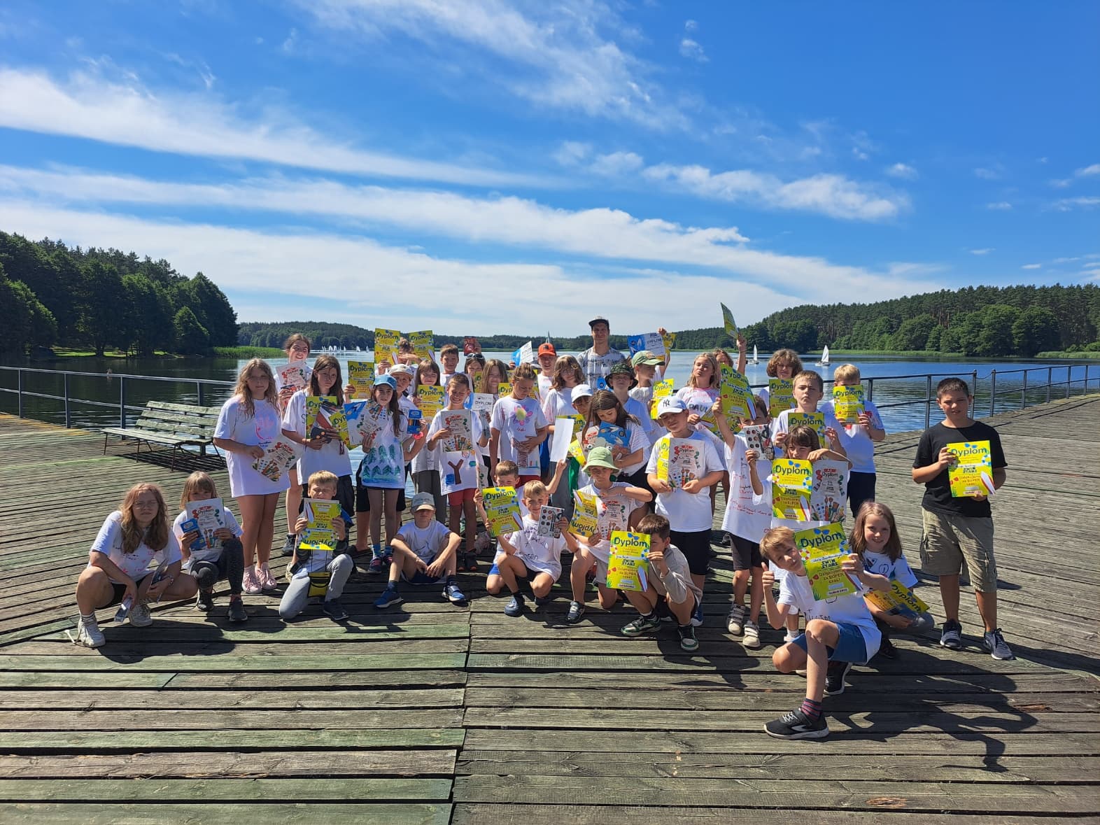 Uczestnicy z dyplomami na pomoście