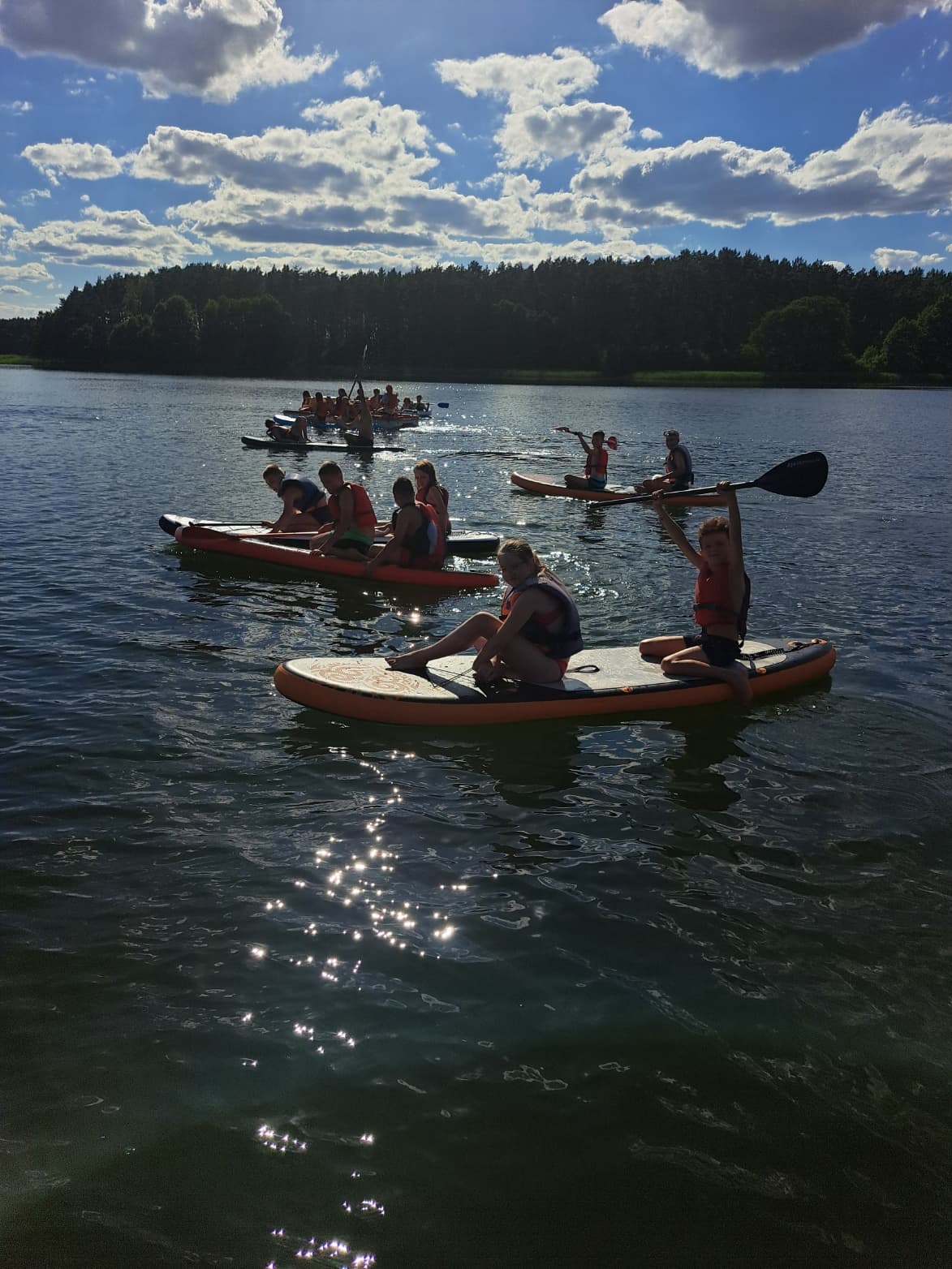 Zajęcia z kajaków i SUP podczas pięknego zachodu słońca