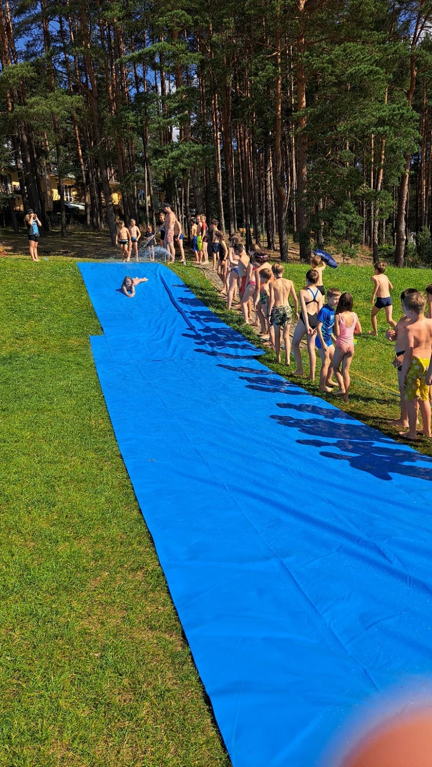 Dzieci bawiące się na zjeżdżalni wodnej