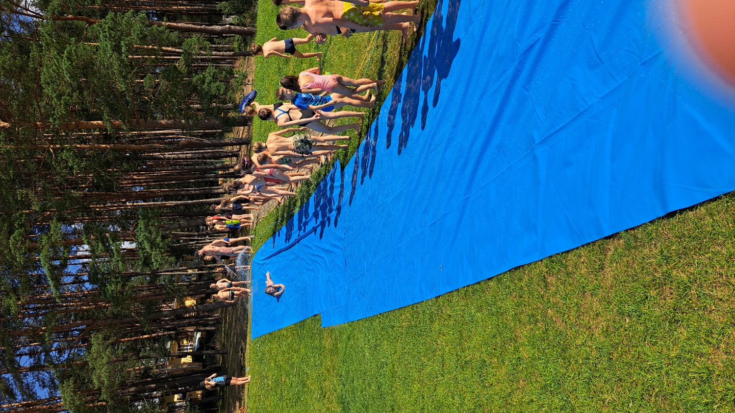 Dzieci bawiące się na zjeżdżalni wodnej